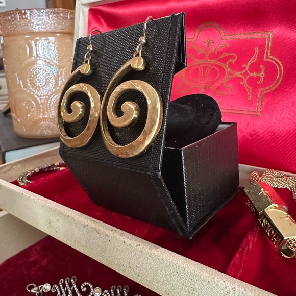 Brighton Versailles Garden French Wire Earrings
STYLE JE5331 - Picture 7 of 8